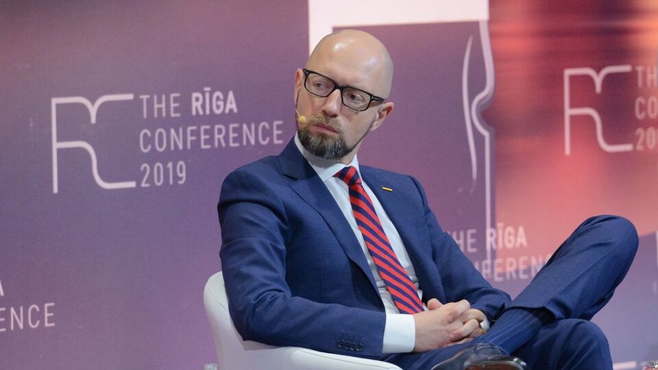 Яценюк: Уже давно коронавірус прорвав фронт. Ця війна триває на вулицях наших міст і може увійти до кожного дому