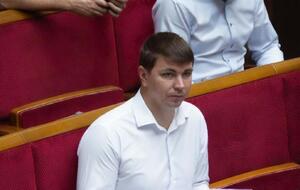 Лампочки із зображенням Полякова роздають у межах акції з енергозбереження