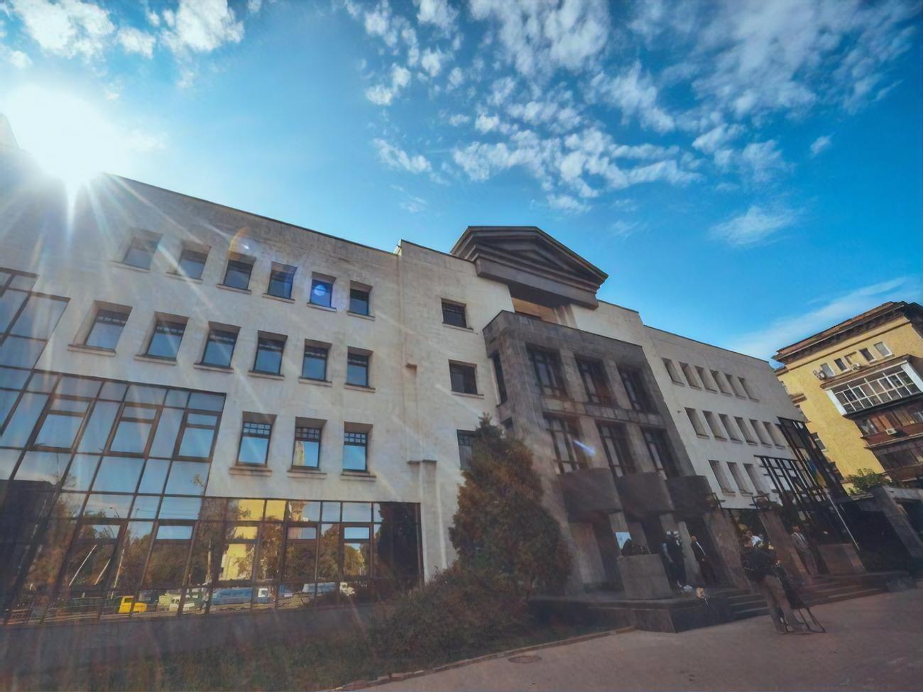 Нападки на окремих суддів, відверті образи і спроби впливу інформаційним тиском не вплинуть на ефективність роботи ВАКС, заявили в суді