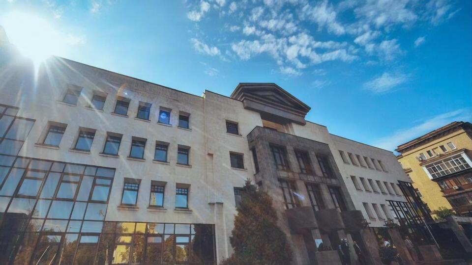 Нападки на окремих суддів, відверті образи і спроби впливу інформаційним тиском не вплинуть на ефективність роботи ВАКС, заявили в суді