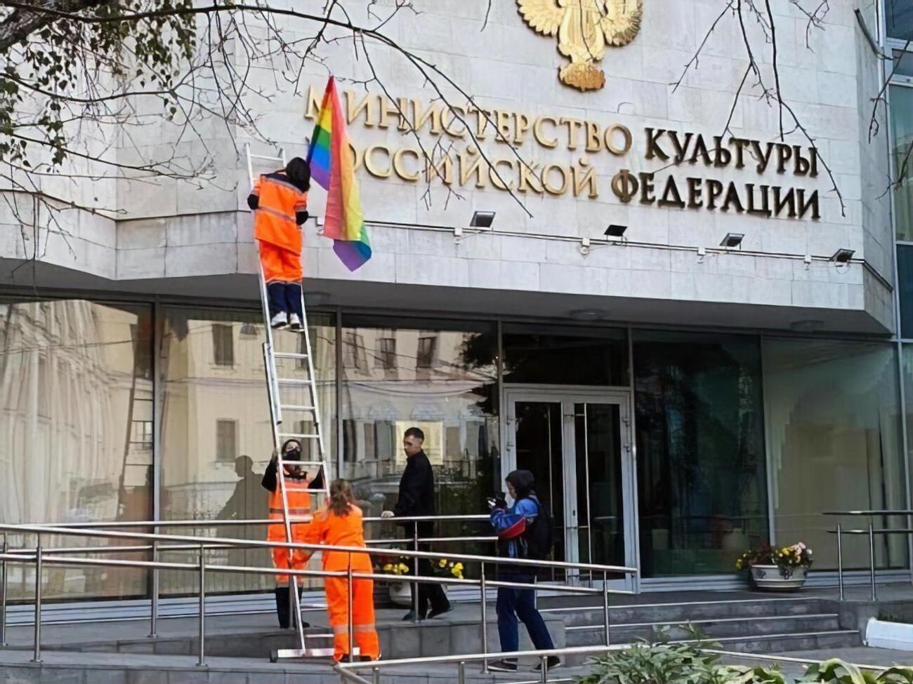 На сторінці Pussy Riot у Facebook пояснили, що вибрали веселкові прапори як символ зникнення любові та свободи