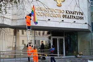 На странице Pussy Riot в Facebook объяснили, что выбрали радужные флаги в качестве символа пропажи любви и свободы