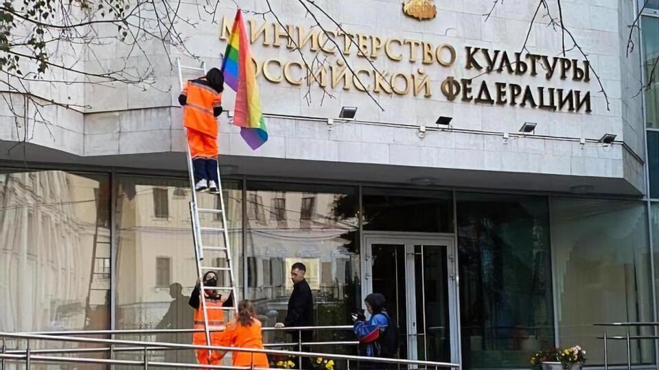 На странице Pussy Riot в Facebook объяснили, что выбрали радужные флаги в качестве символа пропажи любви и свободы