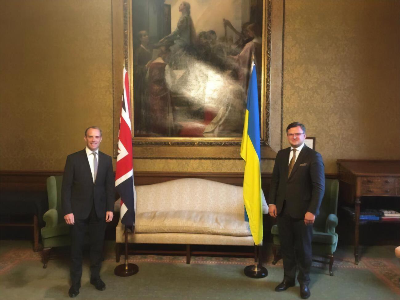 Приглашение Великобритании Кулеба (справа) сделал во время встречи с Раабом (слева)