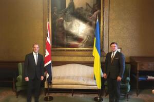 Приглашение Великобритании Кулеба (справа) сделал во время встречи с Раабом (слева)