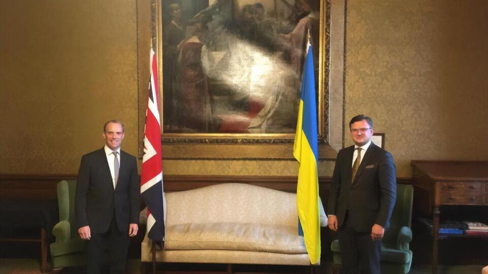 Запрошення Великобританії Кулеба (справа) зробив під час зустрічі з Раабом (зліва)
