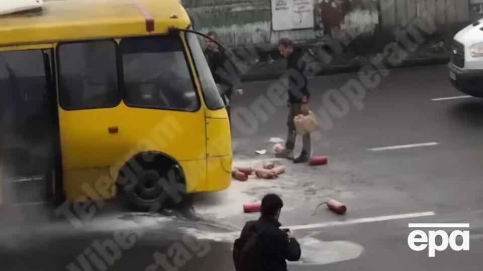 Тушить возгорание помогали водители авто, которые проезжали рядом