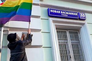 Участников группы Pussy Riot начали задерживать после акции в день рождения Путина