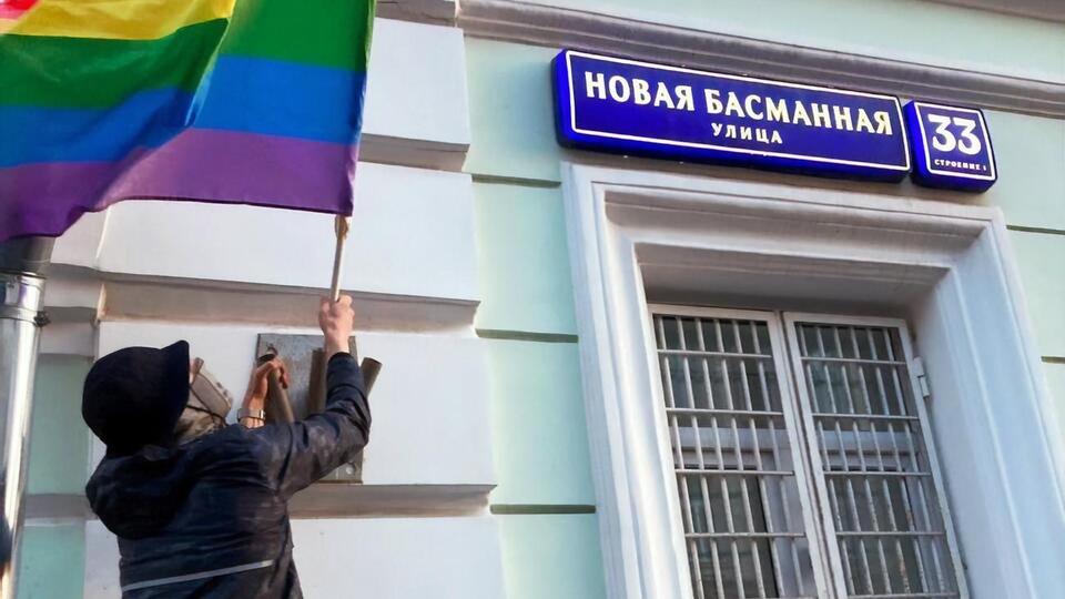 Учасників групи Pussy Riot почали затримувати після акції в день народження Путіна