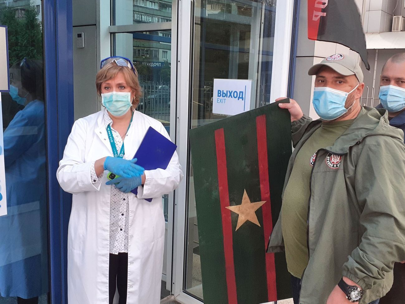 Участники митинга оставили у клиники "погоны" для Пальчевского