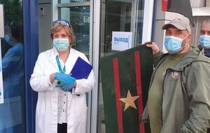 Участники митинга оставили у клиники "погоны" для Пальчевского