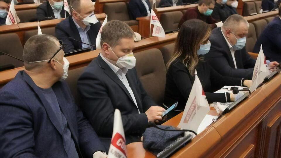 Багато киян просто фізично не зможуть одержувати необхідне медичне забезпечення в разі складного перебігу хвороби, заявили в партії