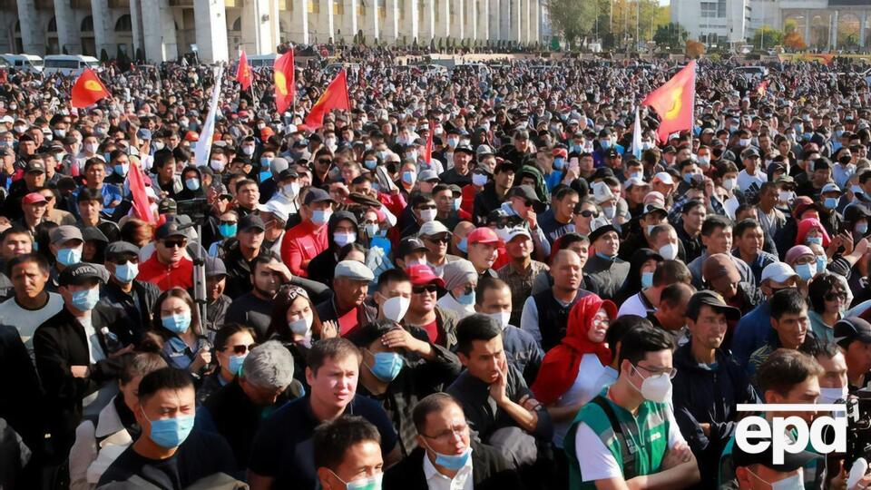 4 октября, после парламентских выборов, в Бишкеке вспыхнули протесты