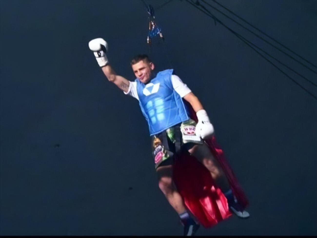 Беринчик в образе Супермена прилетел на ринг