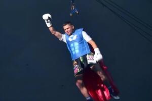 Беринчик в образе Супермена прилетел на ринг