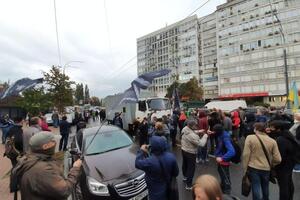 Інцидент трапився, коли група підтримки Антоненка блокувала автозак із ним, а спецназ поліції розганяв присутніх