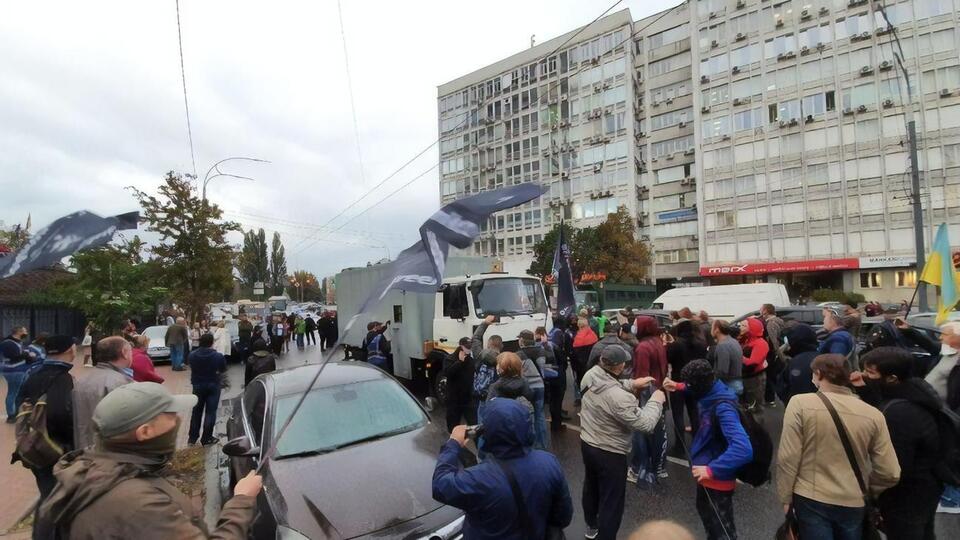 Інцидент трапився, коли група підтримки Антоненка блокувала автозак із ним, а спецназ поліції розганяв присутніх