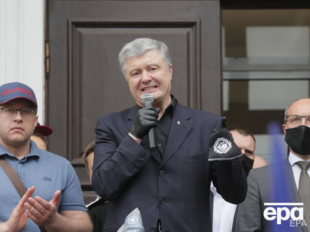 Найгучніший скандал навколо ймовірних офшорних компаній Порошенка розгорівся після публікації Panama Papers
