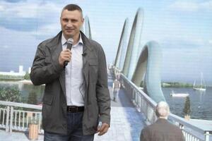 Віталій Кличко: Важливо, що пішохідний міст не заважатиме проходу маломірних суден до затоки Оболонь