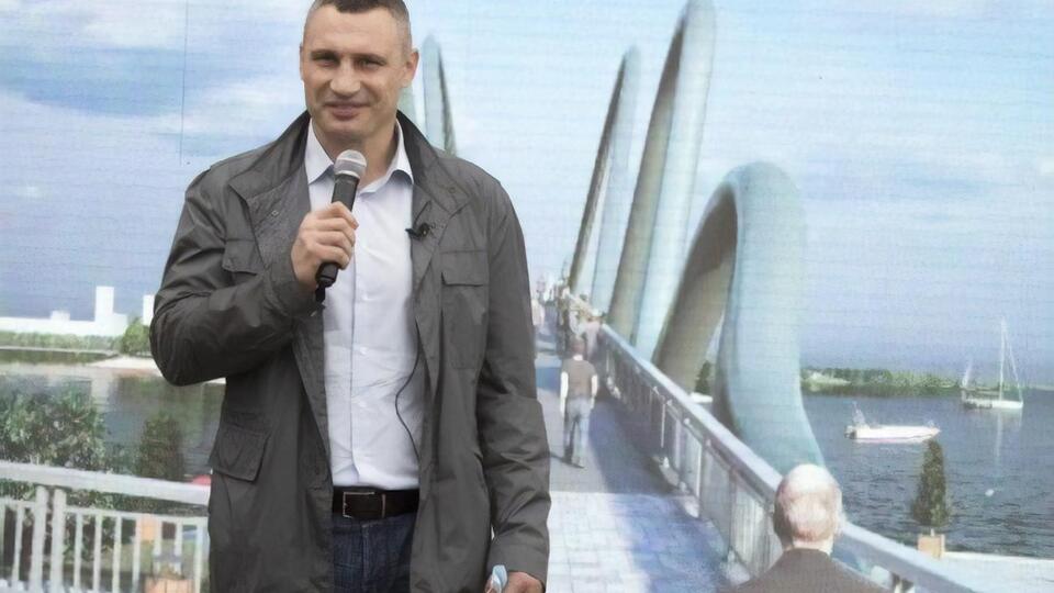 Віталій Кличко: Важливо, що пішохідний міст не заважатиме проходу маломірних суден до затоки Оболонь