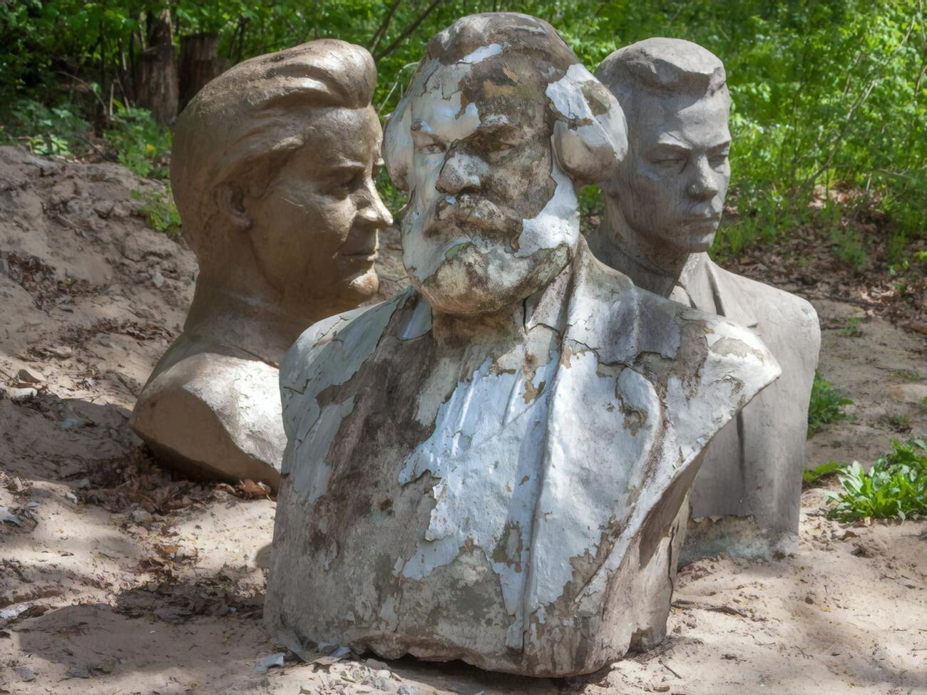 2015 року Верховна Рада ухвалила пакет законів про декомунізацію, які забороняють радянську символіку