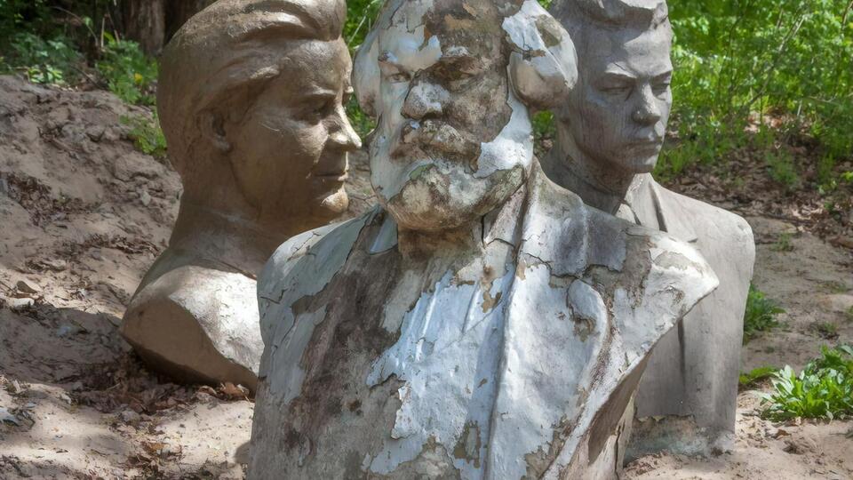 2015 року Верховна Рада ухвалила пакет законів про декомунізацію, які забороняють радянську символіку