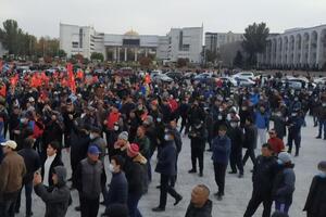 Из-за протестов в Бишкеке сегодня ввели чрезвычайное положение