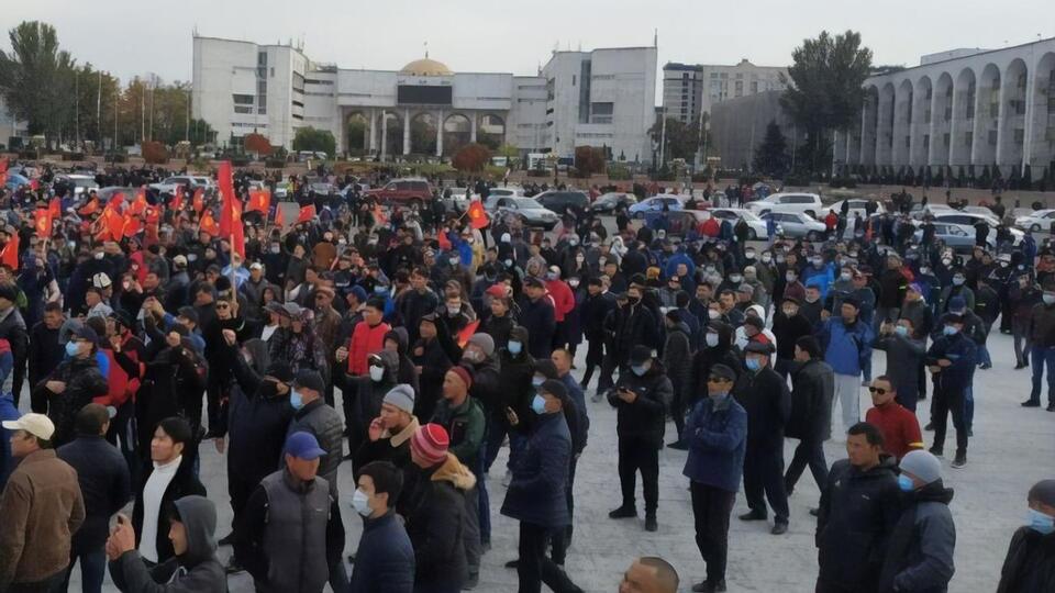Из-за протестов в Бишкеке сегодня ввели чрезвычайное положение