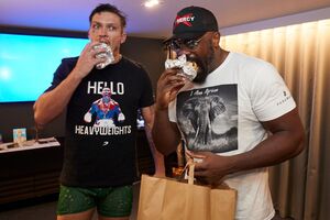 Усик і Чісора перекусили разом