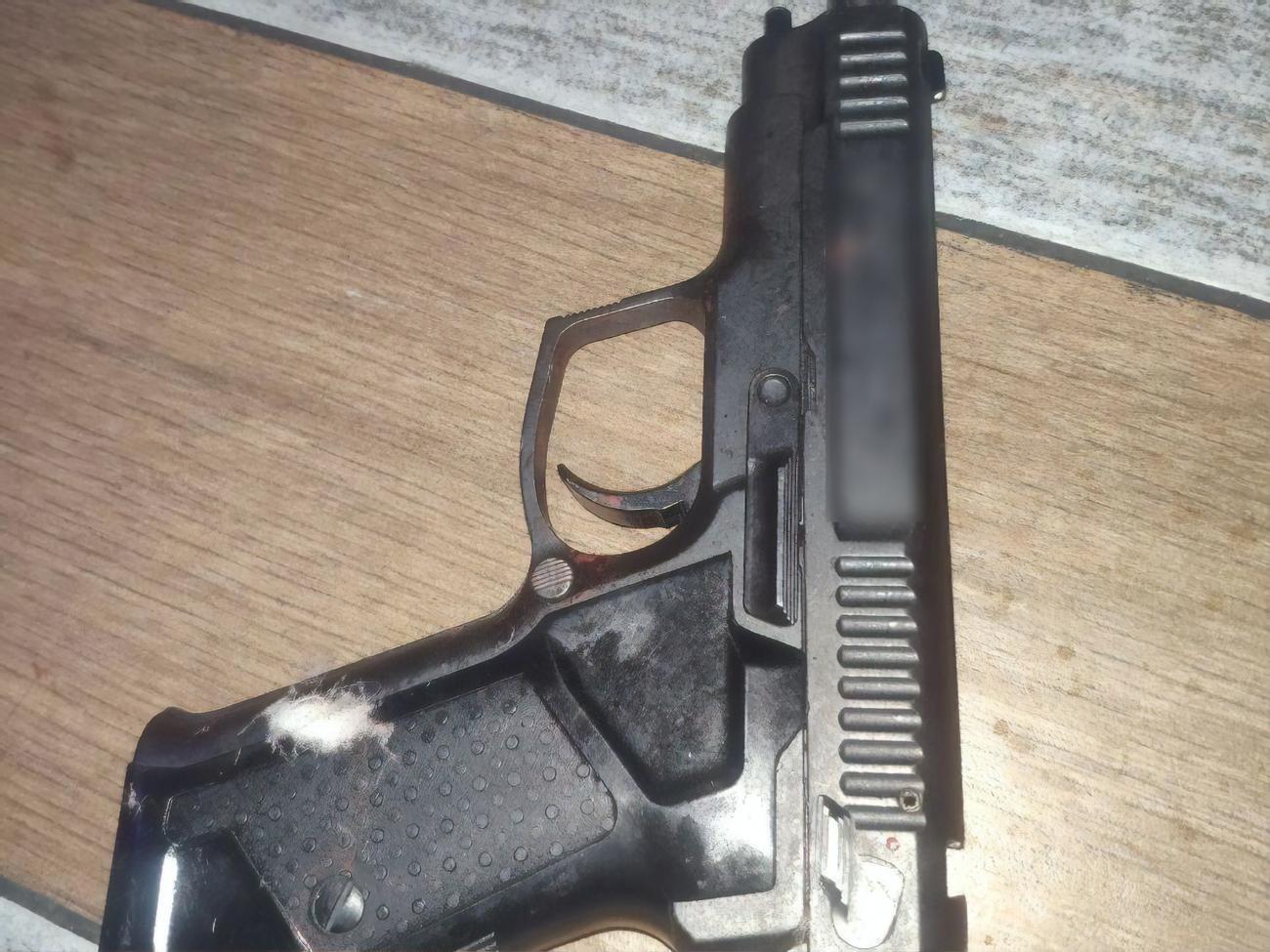 Чоловік стріляв із пістолета "Форт-12"
