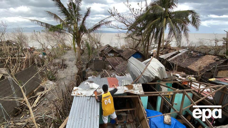 Тайфун разрушил жилые дома