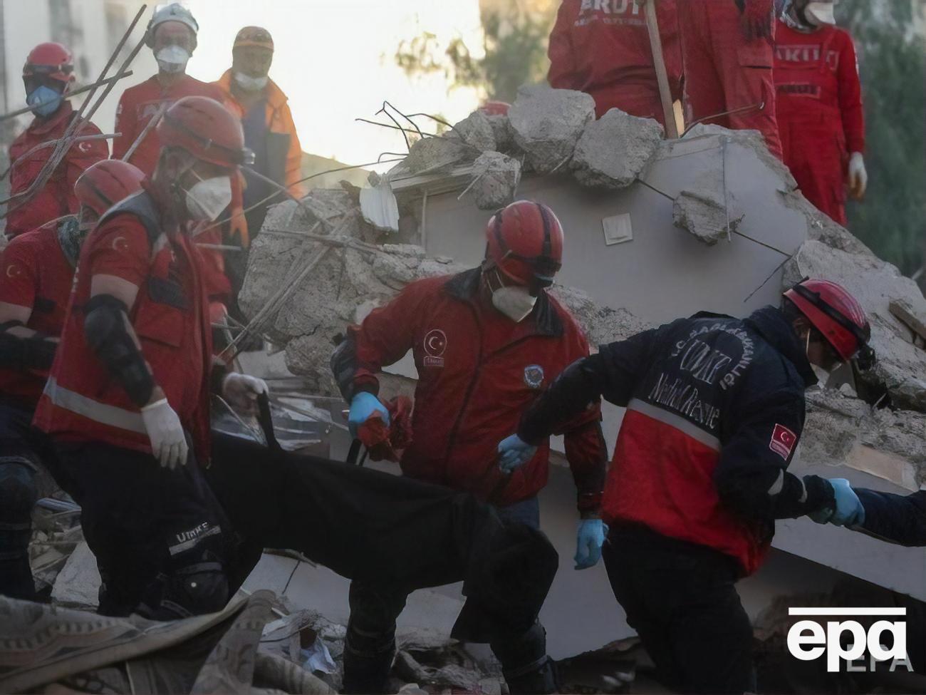 Поисково-спасательные работы в Измире продолжаются в восьми разрушенных зданиях