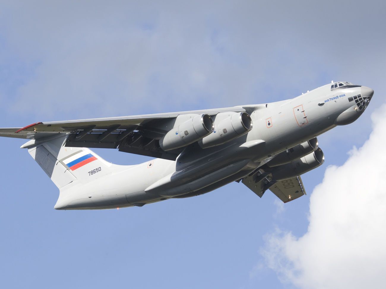 Росія відправила вже 10 літаків із військовими і технікою в зону конфлікту