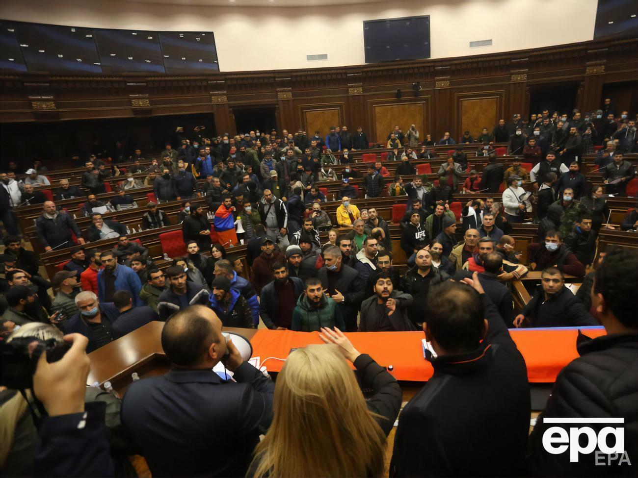 В здании парламента были сотни митингующих