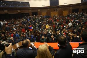 У будівлі парламенту були сотні мітингувальників