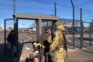 Украинские пограничники пропускают граждан на вход и выход из ОРЛО