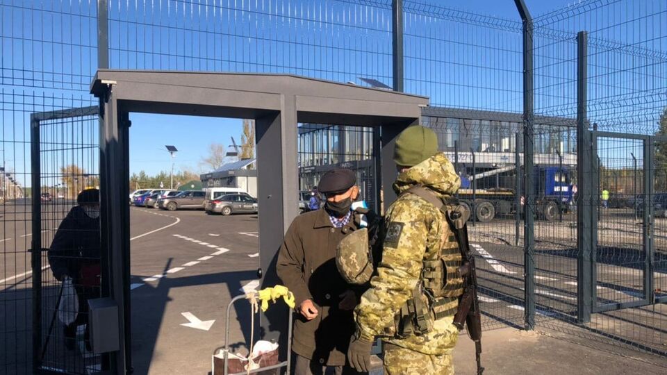 Українські прикордонники пропускають громадян на вхід і вихід з ОРЛО