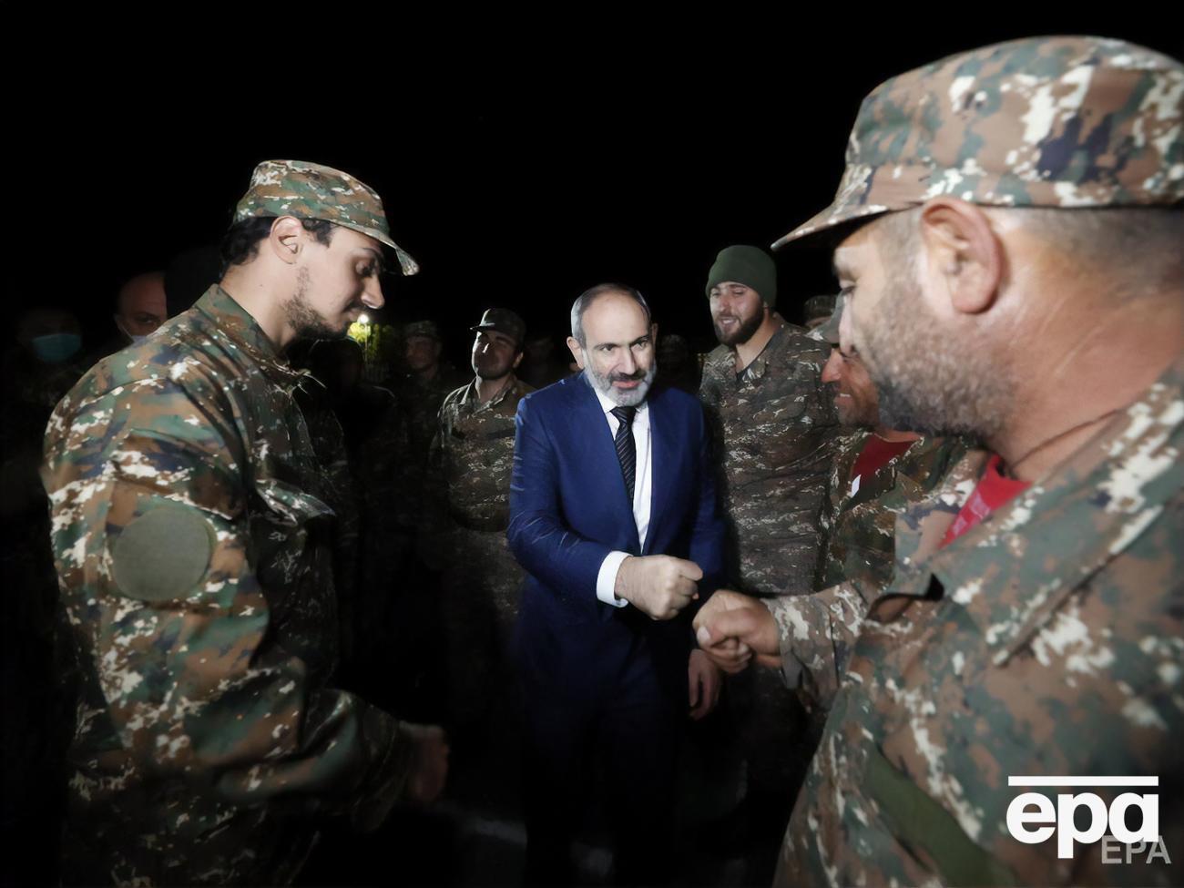 Пашинян (у центрі): Армія казала, що треба зупинитися, є певні проблеми