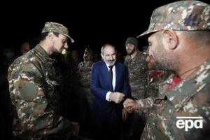 Пашинян (у центрі): Армія казала, що треба зупинитися, є певні проблеми
