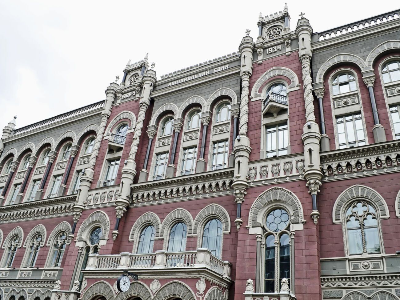 За даними НБУ, з України за кордон протягом дев'яти місяців переказали $575 млн в еквіваленті