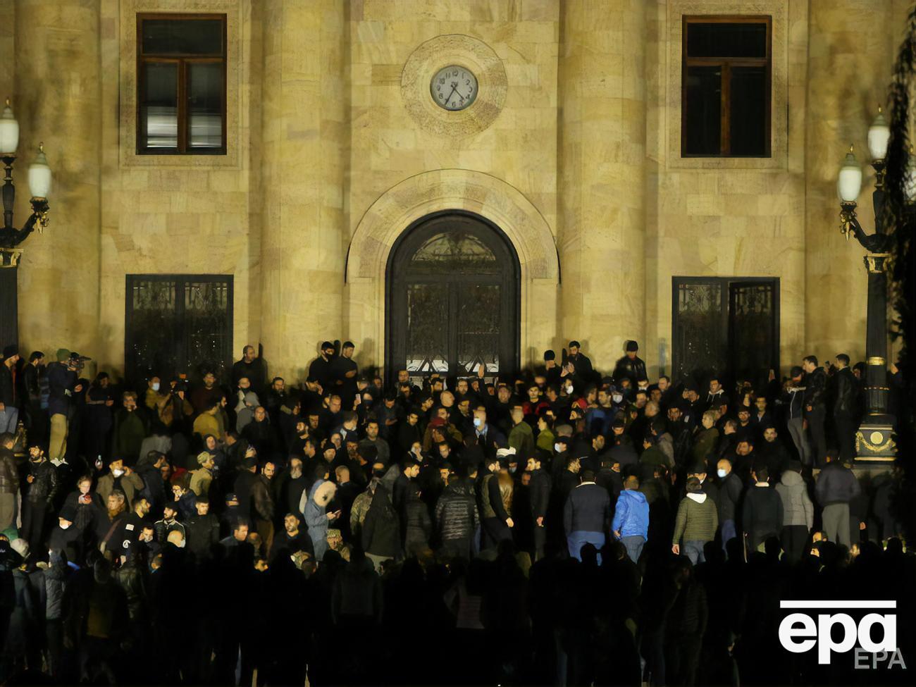 Протесты и беспорядки в Ереване вспыхнули после заявления о прекращении войны в Карабахе