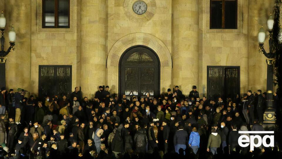 Протесты и беспорядки в Ереване вспыхнули после заявления о прекращении войны в Карабахе