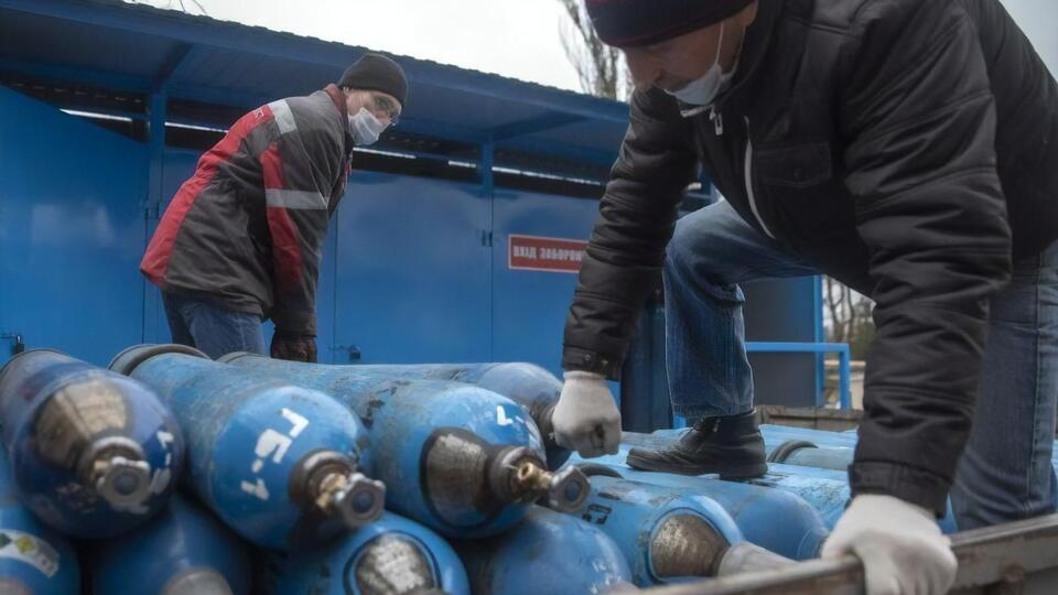 Фахівці чергують у лікарнях, щоб замінювати і вантажити кисневі балони