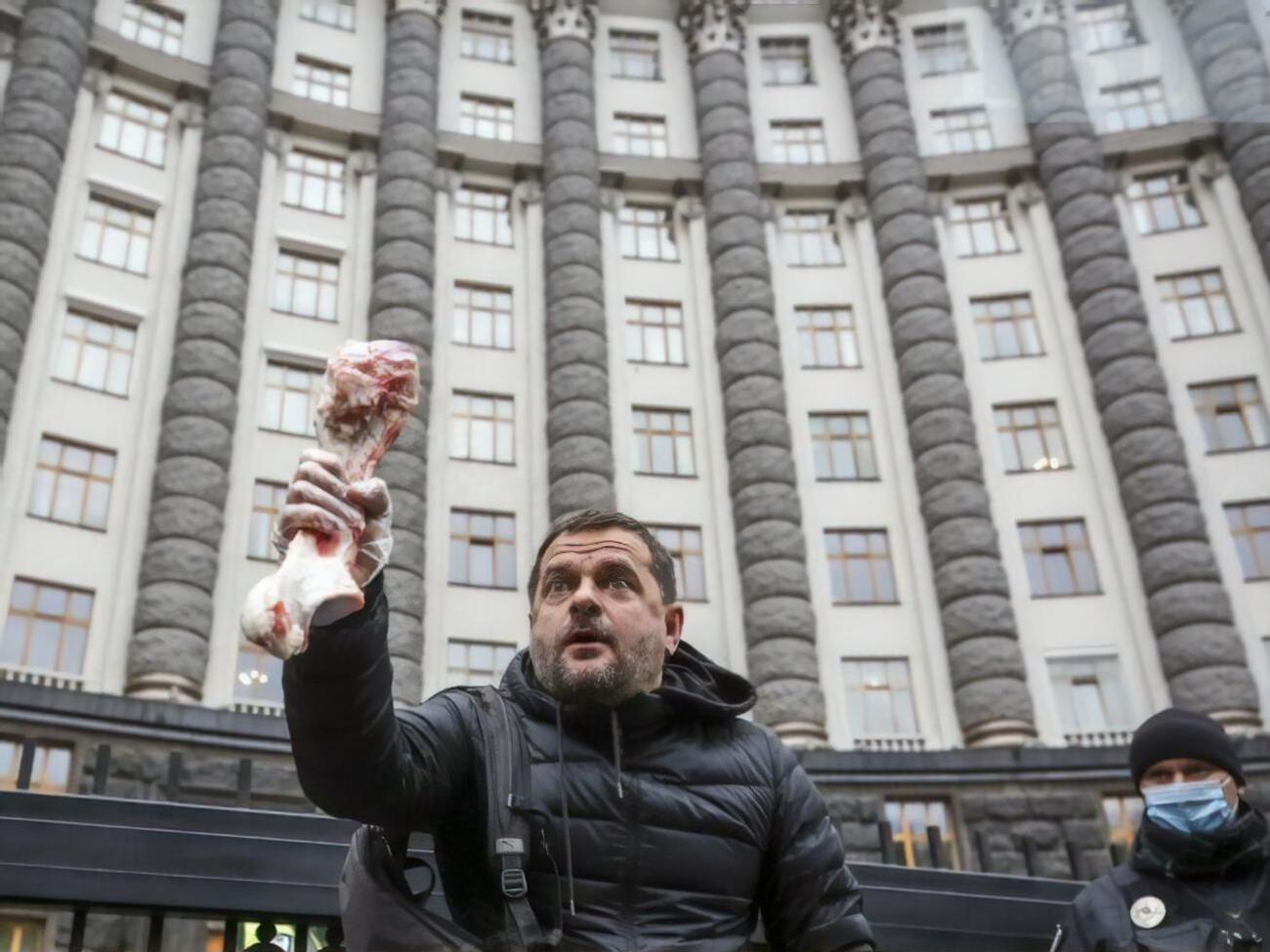 Митингующие выдвигали финансовые претензии