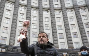 Митингующие выдвигали финансовые претензии
