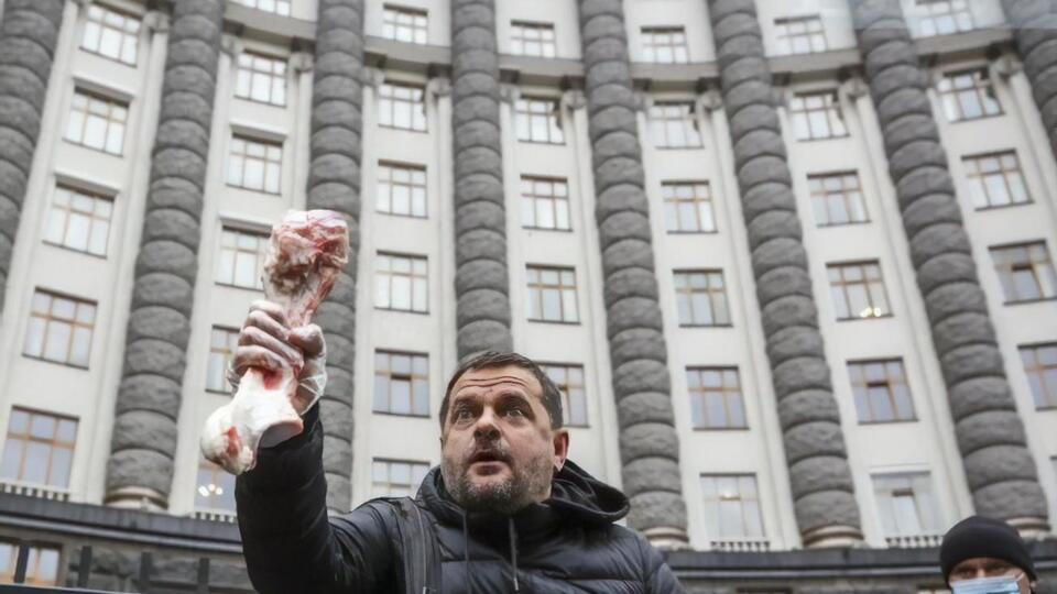 Митингующие выдвигали финансовые претензии