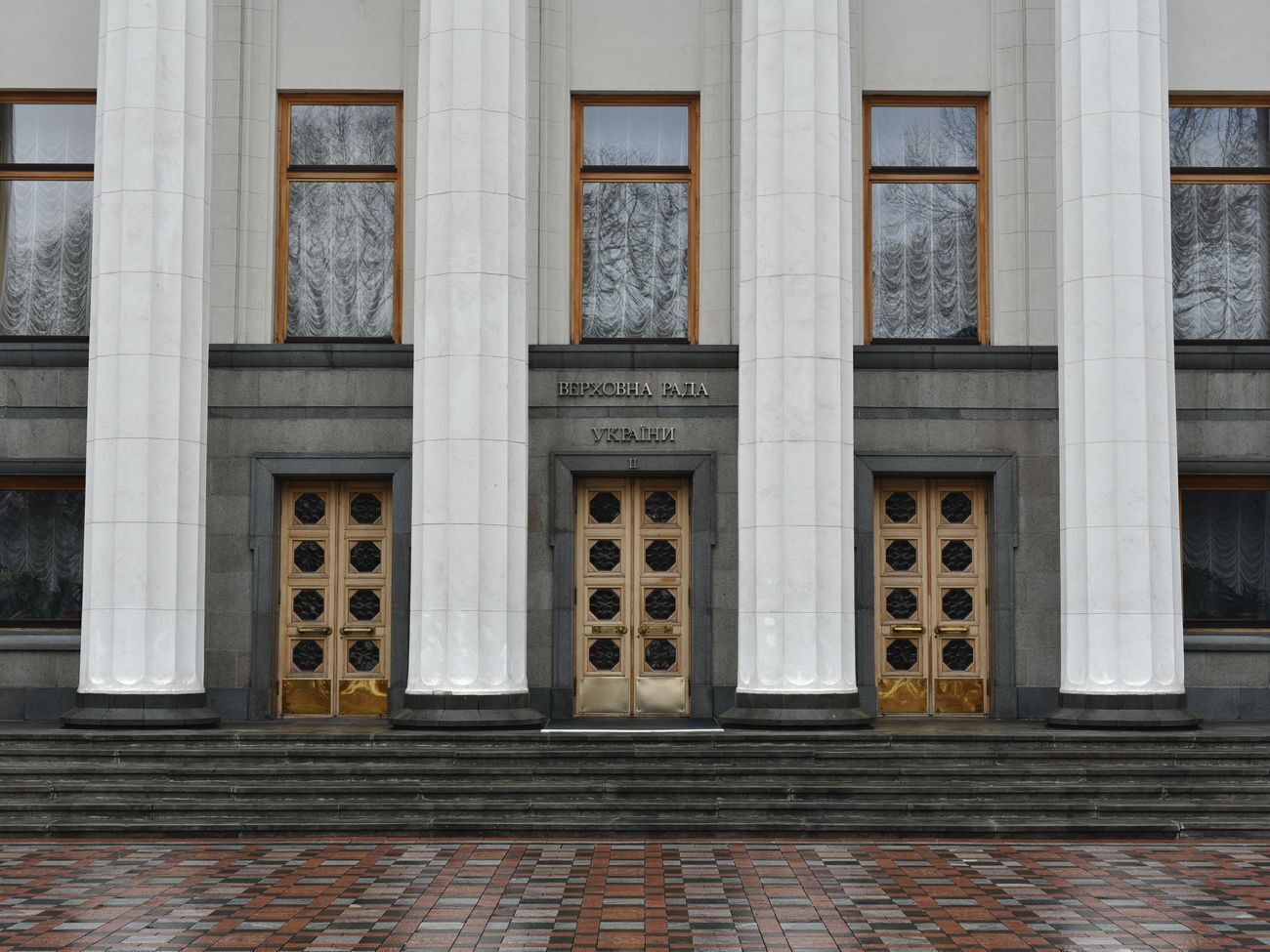 Згідно з результатами опитування КМІС, до Верховної Ради проходить шість партій