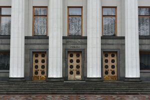 Згідно з результатами опитування КМІС, до Верховної Ради проходить шість партій
