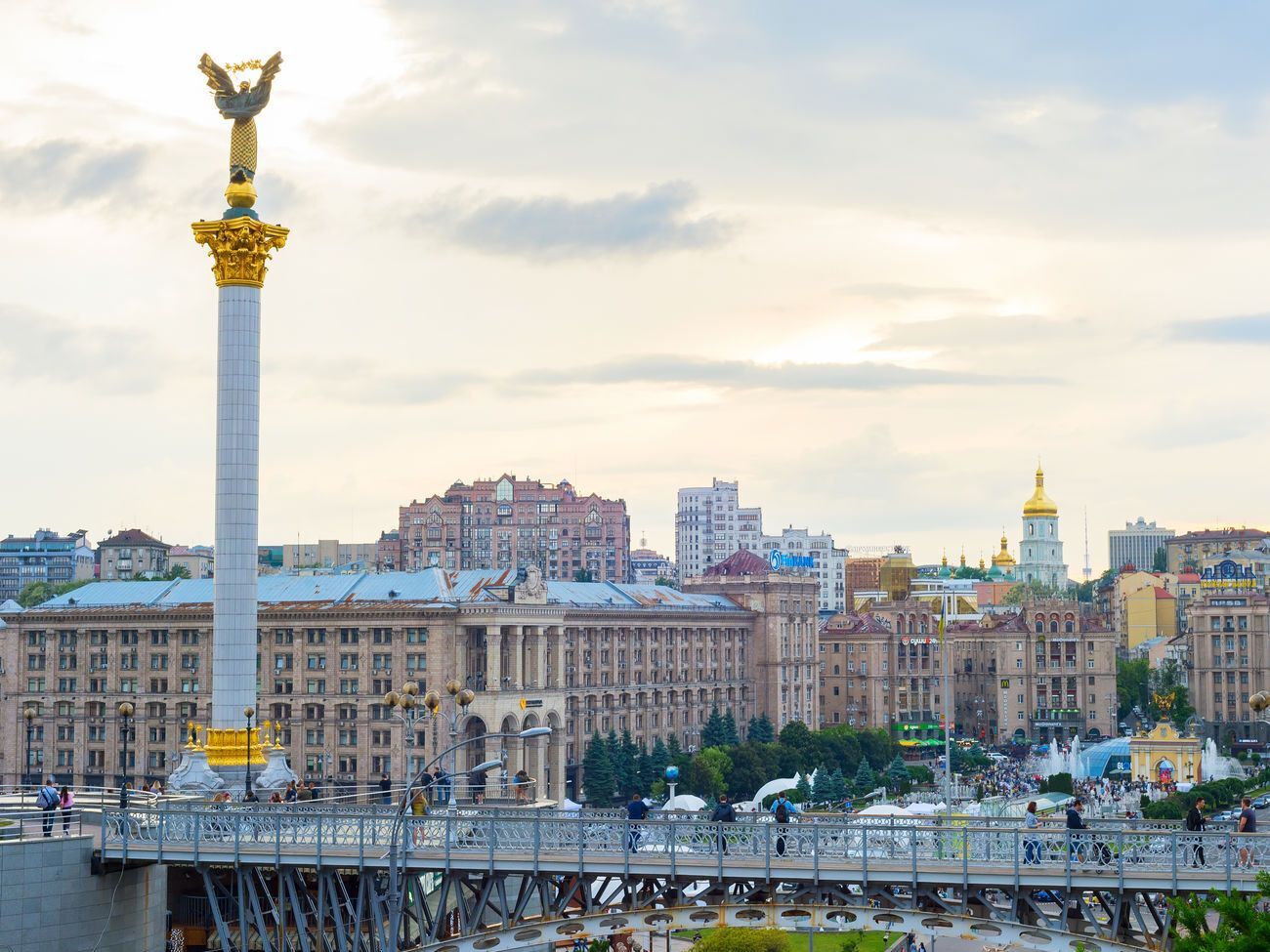 52,2% опитаних думають, що Україні варто змушувати своїх громадян поважати державні символи й мову