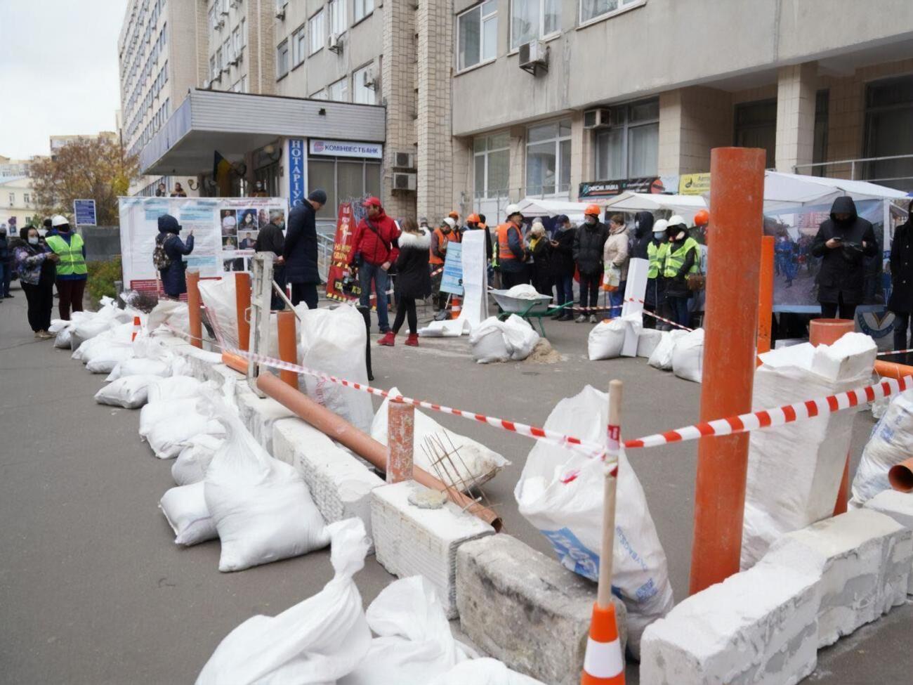 Митингующие требуют также обнародования всех протоколов комиссии по предоставлению разрешений ГАСК за последние шесть &ndash; семь месяцев